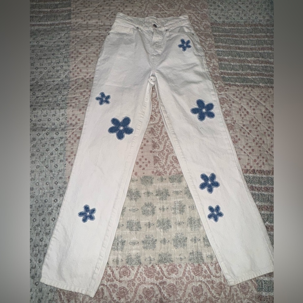 PacSun Eco white flower patch dad Jean. EUC Super cute, hippie size 24
